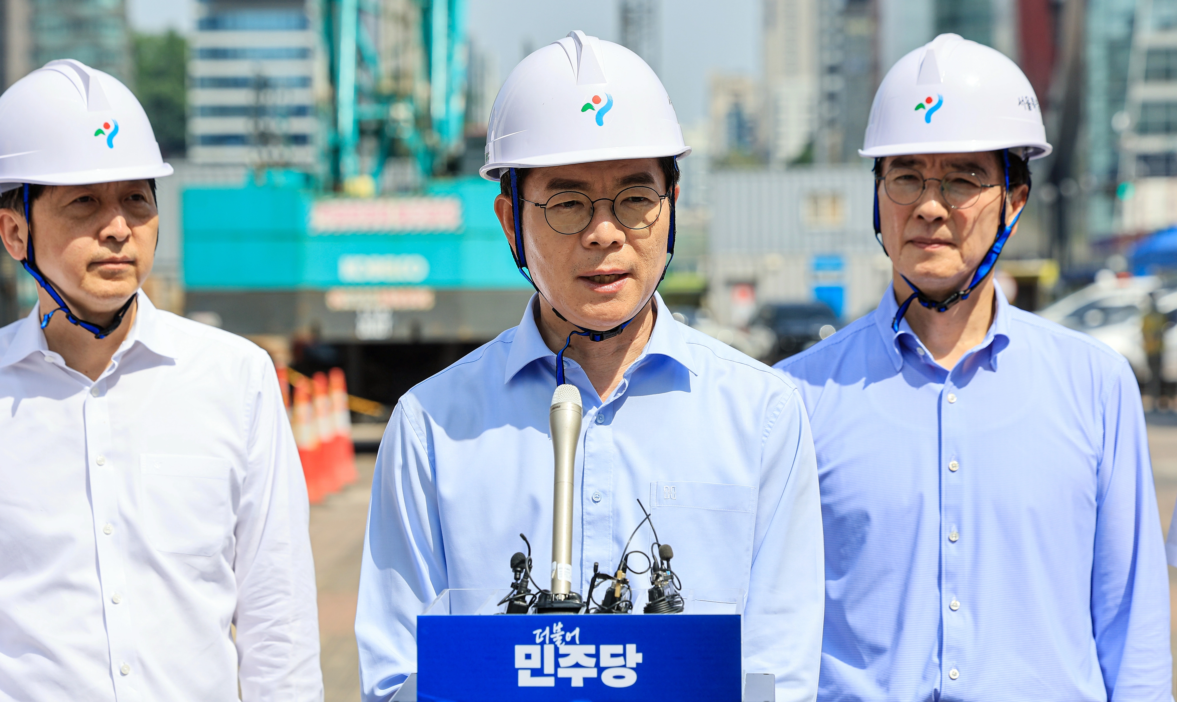 철근 누락 공사 현장 방문후 취재진에 질문에 답하는 정원오 후보  정원오(가운데) 더불어민주당 서울시장 후보가 17일 서울 강남구 GTX-A 삼성역 구간 ‘철근 누락’ 공사 현장 긴급 방문을 마치고 취재진 질문에 답하고 있다. 
뉴스1