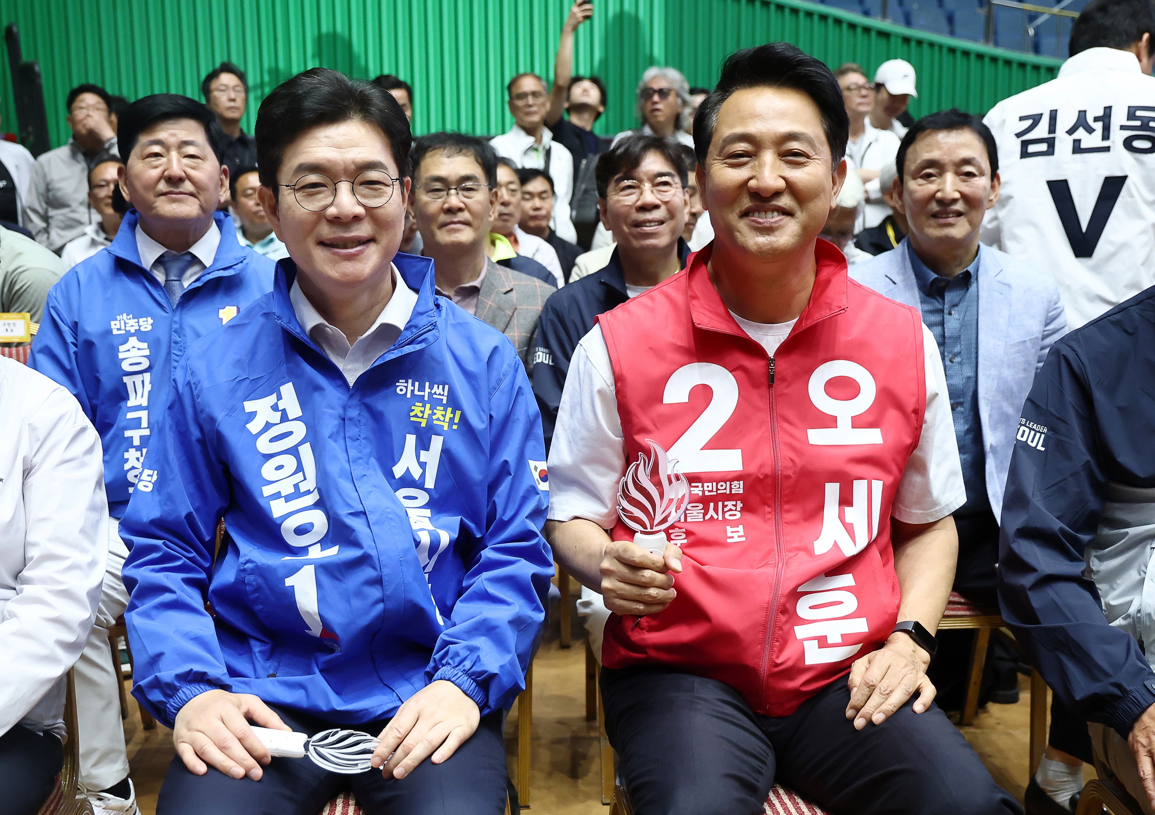 서울시민체육대축전 찾은 정원오-오세훈 후보  더불어민주당 정원오 서울시장 후보와 국민의힘 오세훈 서울시장 후보가 16일 서울 잠실 실내체육관에서 열린 2026서울시민체육대축전에 참석해 있다. 연합뉴스