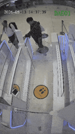 한 중국인이 태국 방콕에서 자동출입국 심사대를 파손하고 출입국 담당 직원에게 폭언을 퍼붓는 등 난동을 부리다가 평생 입국 금지 조치와 더불어 형사 처벌 위기에 직면했다. 페이스북 캡처