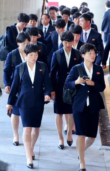 인천공항 도착해 이동하는 내고향여자축구단