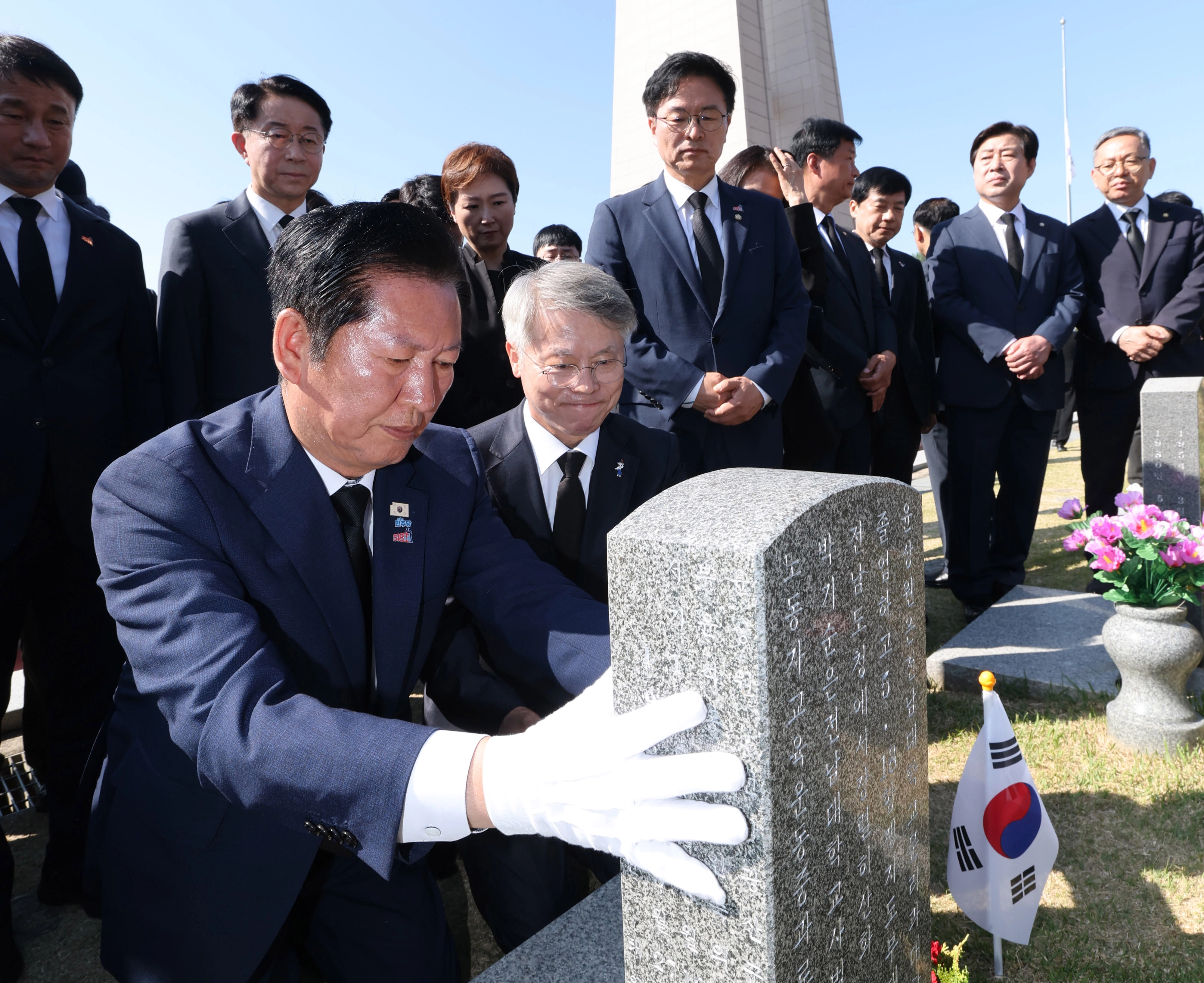 더불어민주당 총괄상임선대위원장인 정청래 대표와 민형배 전남광주통합특별시장 후보가 5·18 민주화운동 46주년 기념일인 18일 광주 북구 국립 5·18민주묘지를 찾아 윤상원 열사의 묘역에서 참배하고 있다. 2026.5.18 연합뉴스