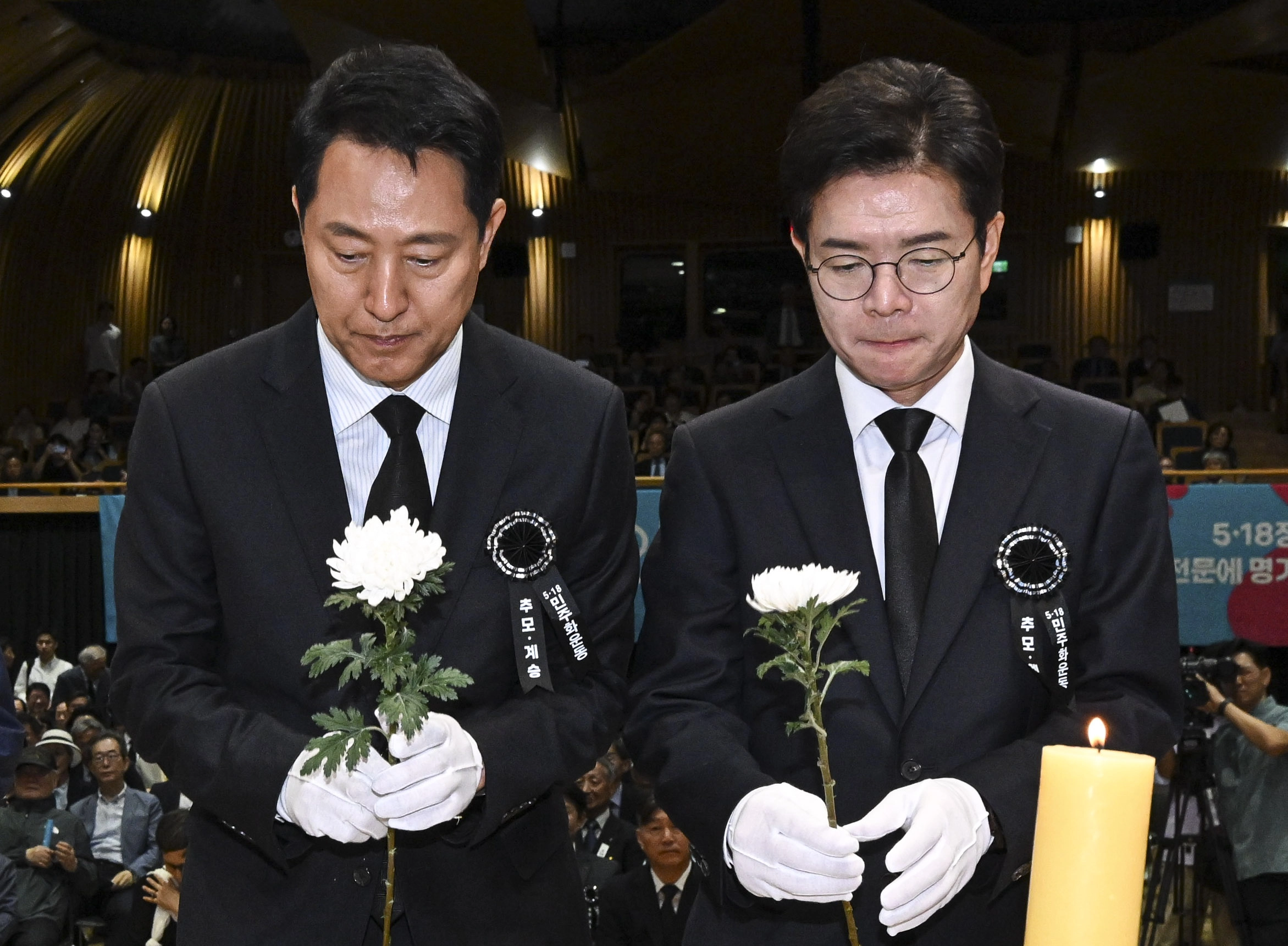 정원오(오른쪽) 더불어민주당 서울시장 후보와 오세훈 국민의힘 서울시장 후보가 18일 서울시청에서 열린 5·18 민주화운동 제46주년 서울 기념식에서 헌화하고 있다. 2026.5.18 이지훈 기자
