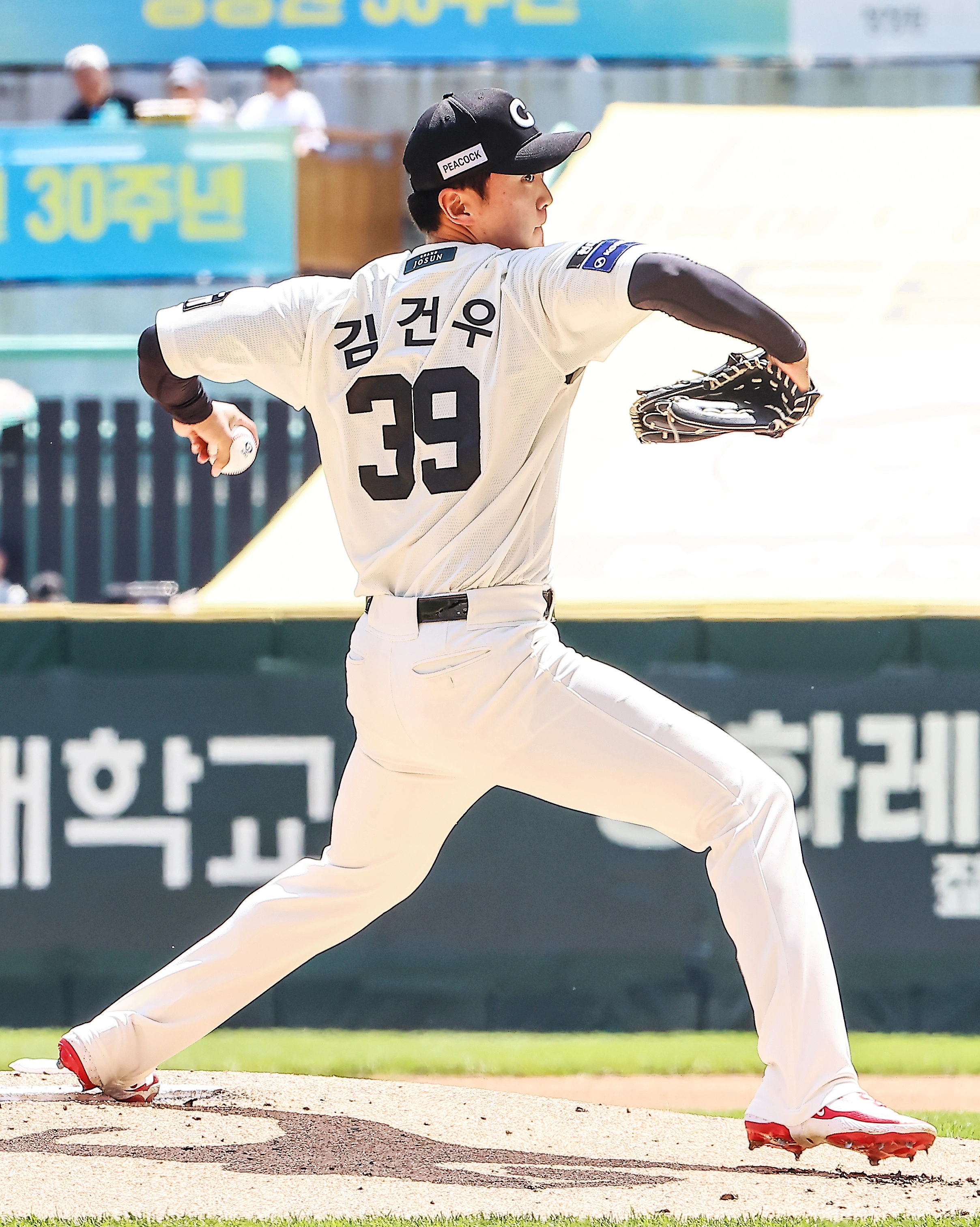 김건우가 17일 인천 SSG 랜더스필드에서 열린 SSG 랜더스와 LG 트윈스의 맞대결에 선발 등판해 역투하고 있다. 2026.5.17 SSG 랜더스 제공