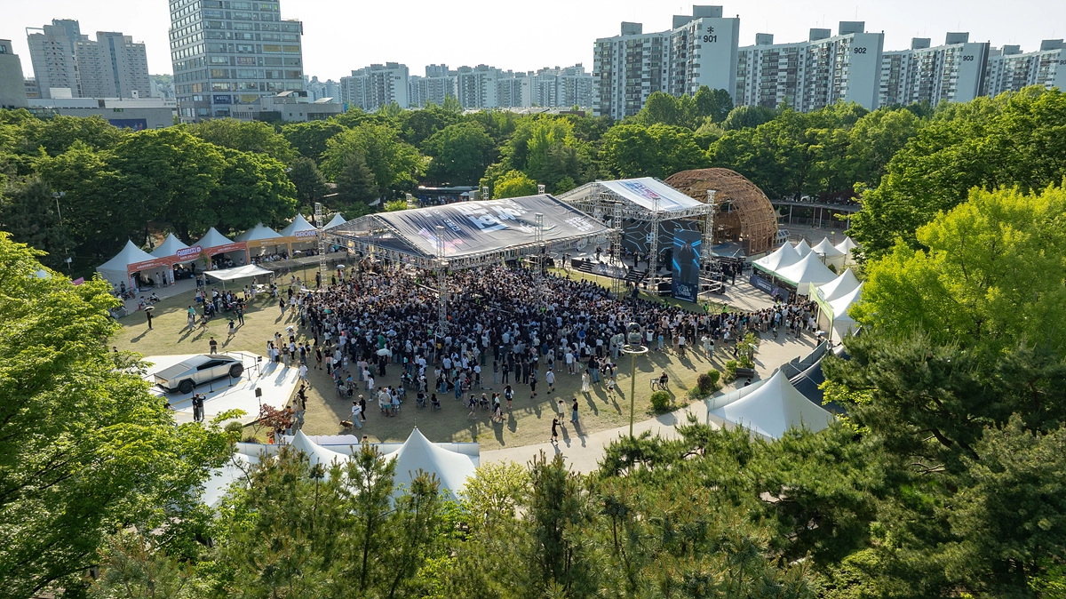 서울 양천구에서 지난 14일부터 사흘간 열린 ‘Y교육박람회 2026’의 마지막 날인 16일 특설무대에서 K-POP 콘서트가 진행되고 있다. 이날 공연에는 비트펠라하우스와 스텔라장, 엔플라잉이 무대에 올랐다.
양천구 제공
