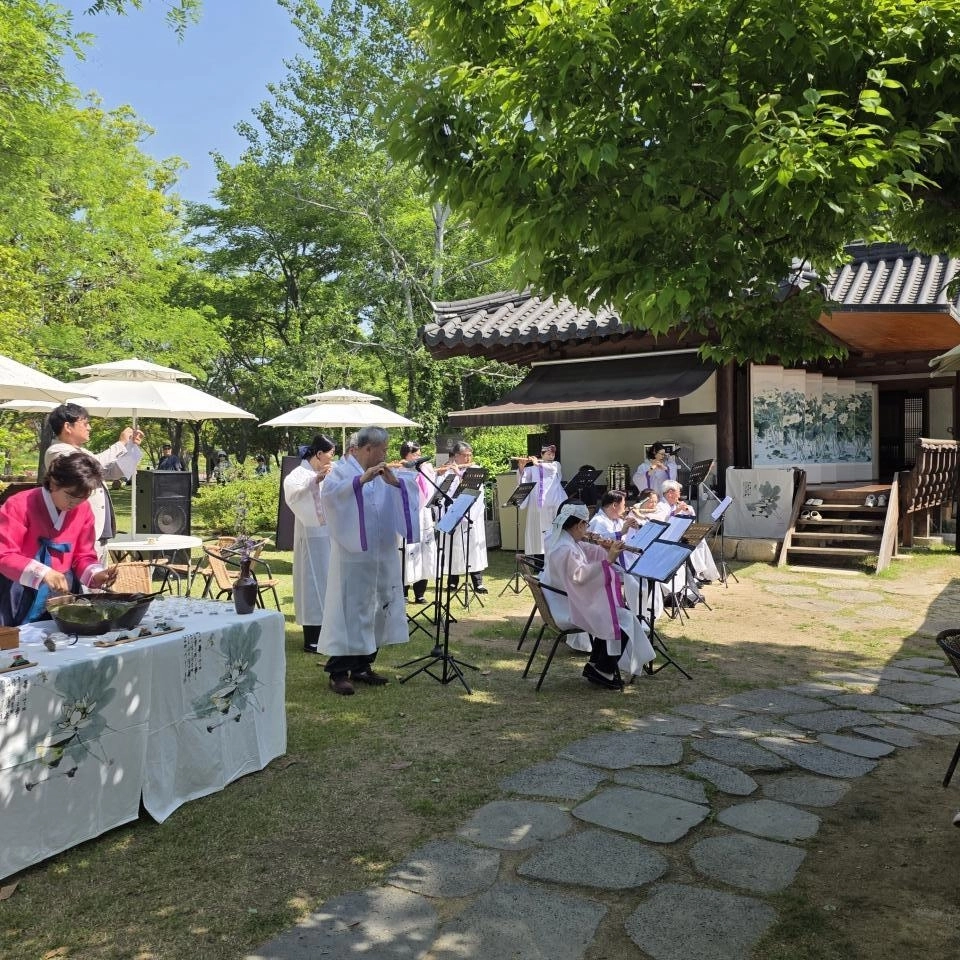 순천만국가정원 내 명원정과 일지암에서 열린 ‘차·울력의 날’ 선포식에서 ‘찻잎 피리 대금공연’ 이 펼쳐지고 있다.