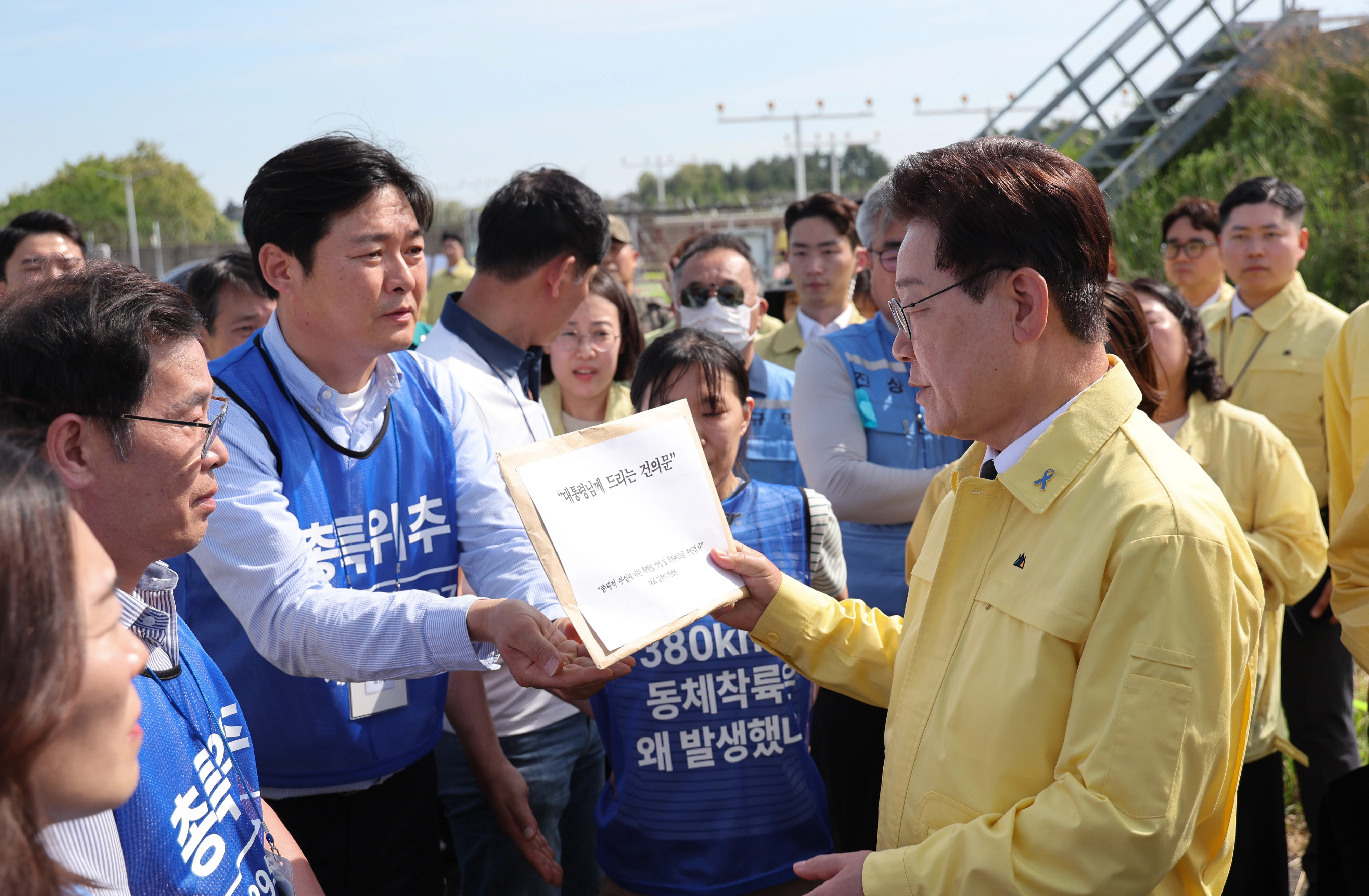 건의문 받는 이재명 대통령  이재명 대통령이 18일 전남 무안국제공항 제주항공 참사 유해 수습현장에서 유가족으로부터 건의문을 받고 있다. 
무안 연합뉴스