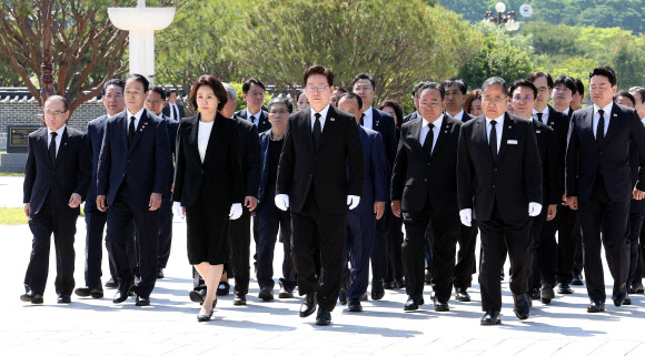 이재명 대통령과 김혜경 여사가 18일 광주 북구 5·18 민주묘지를 방문해 참배를 위해 추모탑으로 이동하고 있다. 2026.5.18  청와대통신사진기자단