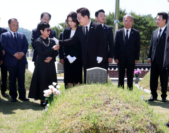 이재명 대통령이 18일 광주 북구 5·18 민주묘지 내 박인배 열사 묘소를 참배한 뒤 누나 은숙 씨를 위로하고 있다. 2026.5.18  청와대통신사진기자단