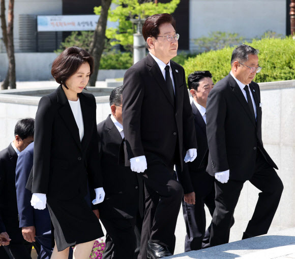 이재명 대통령과 김혜경 여사가 18일 광주 북구 5·18 민주묘지에 입장하고 있다. 2026.5.18  청와대통신사진기자단