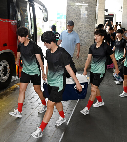 아시아축구연맹(AFC) 여자 챔피언스리그(AWCL) 4강 토너먼트에 출전하는 내고향여자축구단이 18일 훈련장으로 이동하기 위해 경기도 수원시 한 호텔에서 나오고 있다. 2026.5.18  공동취재