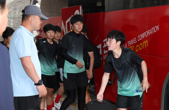 아시아축구연맹(AFC) 여자 챔피언스리그(AWCL) 4강 토너먼트에 출전하는 내고향여자축구단이 18일 훈련장으로 이동하기 위해 경기도 수원시 한 호텔에서 나오고 있다. 2026.5.18  공동취재