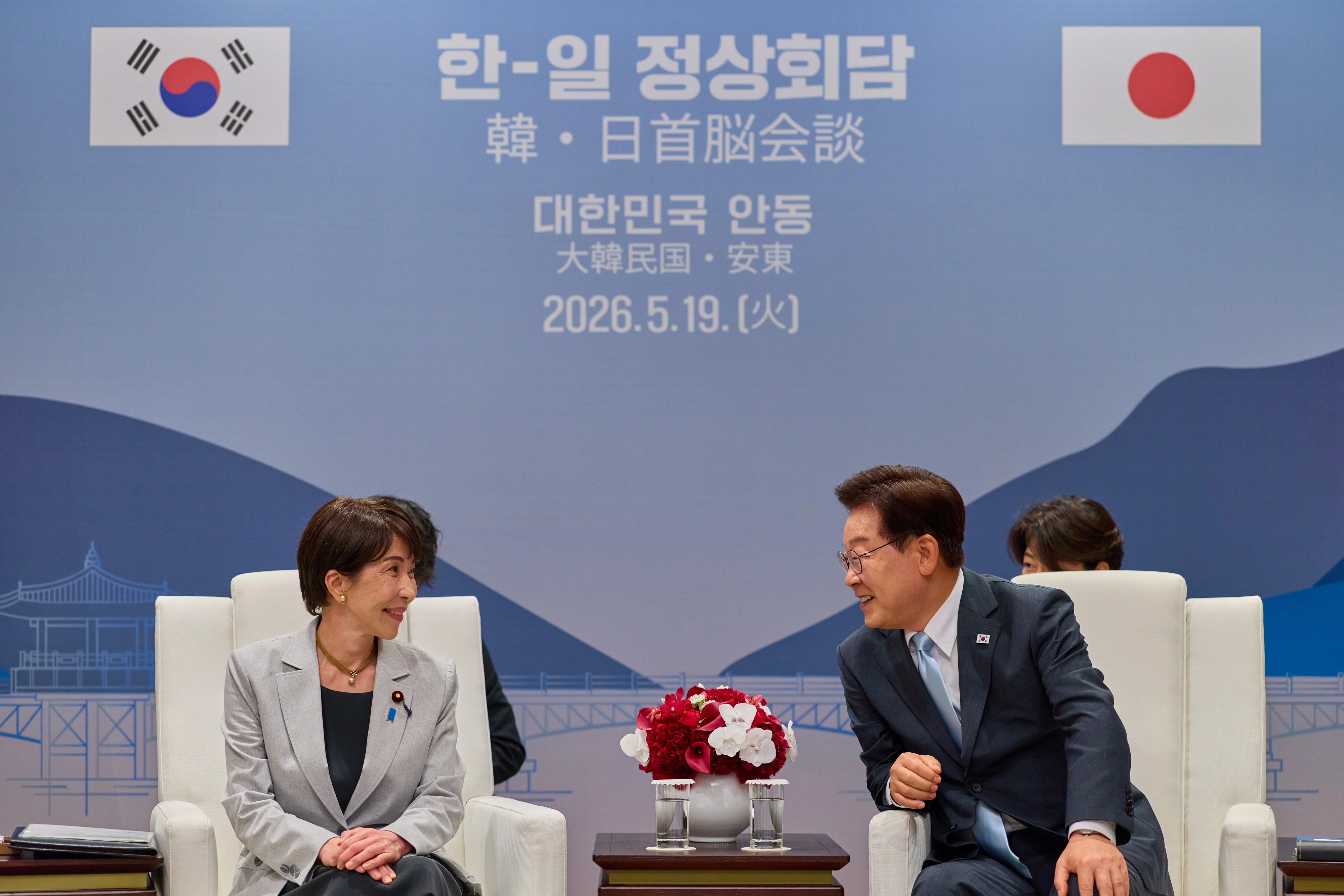 한-일 소인수 정상회담  이재명 대통령과 다카이치 사나에 일본 총리가 19일 경북 안동 한 호텔에서 소인수 정상회담을 하고 있다. 
청와대 제공