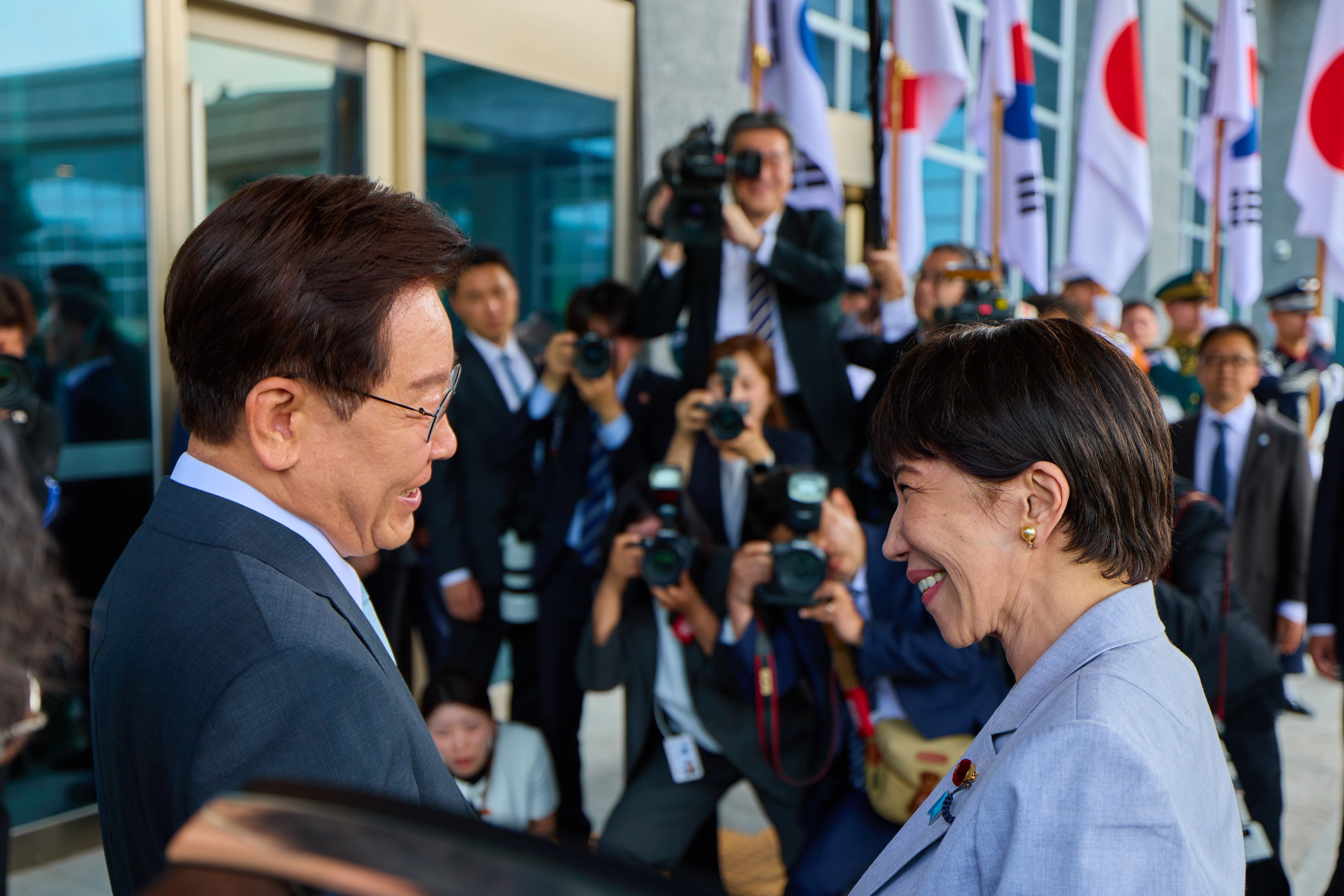 이재명 대통령과 다카이치 총리  이재명 대통령과 다카이치 사나에 일본 총리가 19일 정상회담장인 경북 안동 한 호텔에서 만나 인사를 나누고 있다.
청와대 제공