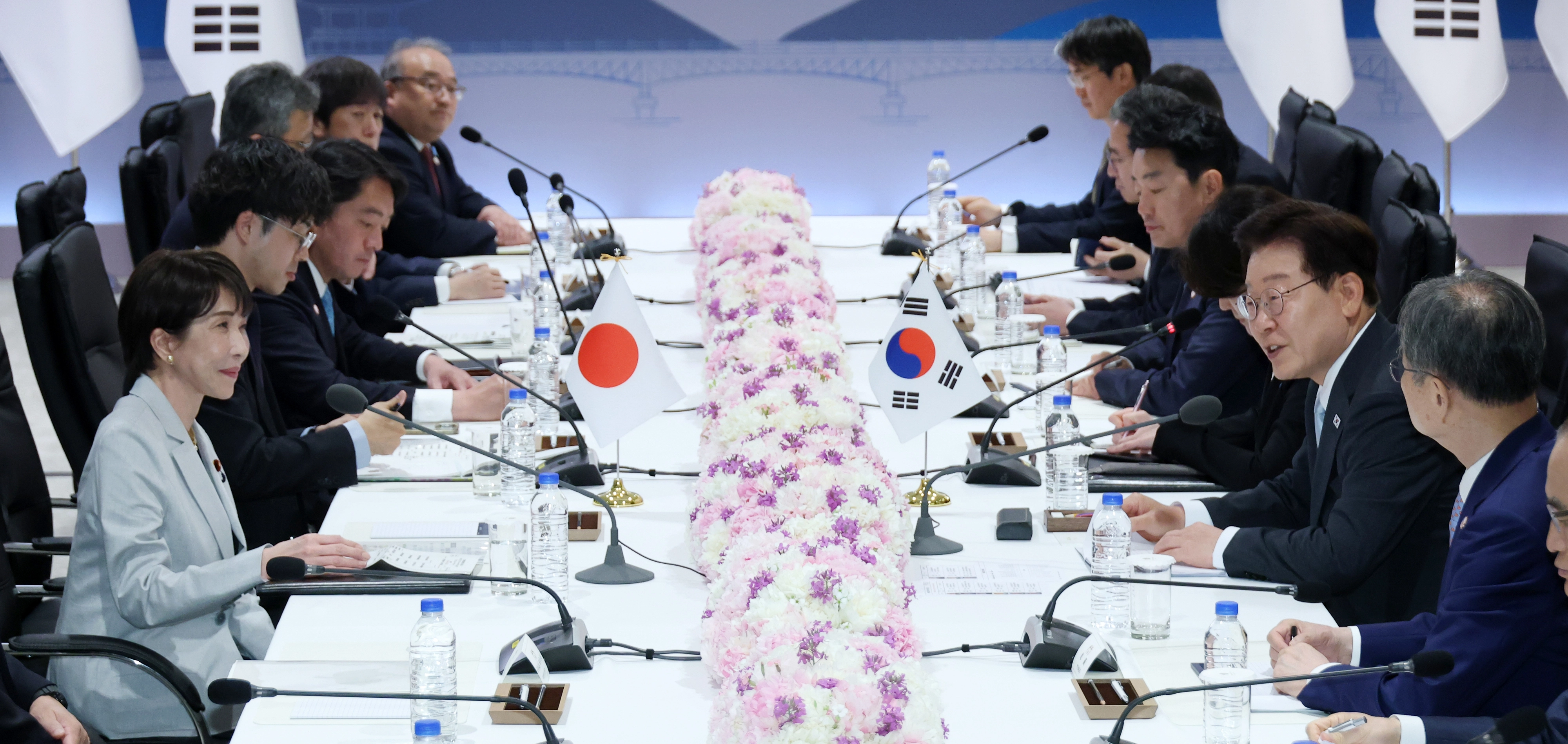 이재명 대통령이 19일 경북 안동의 한 호텔에서 열린 한일 정상회담에서 다카이치 사나에 일본 총리와 의견을 교환하고 있다. 양 정상은 소인수회담 33분, 확대회담 72분 등 총 105분간 회담을 가졌다. 
안동 뉴스1