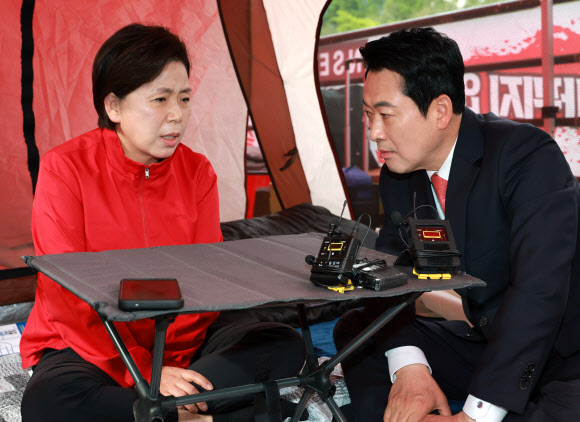 국민의힘 상임선거대책위원장인 장동혁 대표가 19일 경기도 삼성전자 평택캠퍼스에서 삼성전자 노사 대타협을 촉구하며 단식하는 국민의힘 양향자 경기도지사 후보와 대화하고 있다. 2026.5.19 연합뉴스