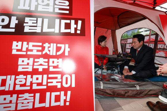 국민의힘 상임선거대책위원장인 장동혁 대표가 19일 경기도 삼성전자 평택캠퍼스에서 삼성전자 노사 대타협을 촉구하며 단식하는 국민의힘 양향자 경기도지사 후보와 대화하고 있다. 2026.5.19 연합뉴스