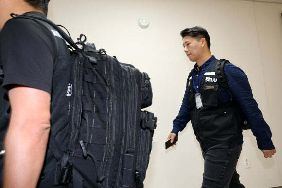 삼성그룹 초기업노동조합 삼성전자지부 최승호 위원장이 총파업 예고 시점을 이틀 앞둔 19일 정부세종청사 중앙노동위원회에서 열린 2차 사후조정 2일차 회의에 참석하고 있다. 2026.5.19 연합뉴스