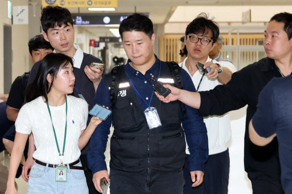 삼성그룹 초기업노동조합 삼성전자지부 최승호 위원장이 총파업 예고 시점을 이틀 앞둔 19일 정부세종청사 중앙노동위원회에서 열린 2차 사후조정 2일차 회의에 참석하고 있다. 2026.5.19 연합뉴스