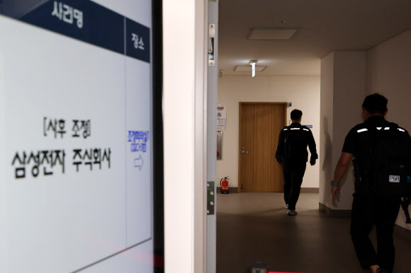 삼성그룹 초기업노동조합 삼성전자지부 최승호 위원장이 총파업 예고 시점을 이틀 앞둔 19일 정부세종청사 중앙노동위원회에서 열린 2차 사후조정 2일차 회의를 하기 위해 조정회의장으로 들어가고 있다. 2026.5.19 연합뉴스