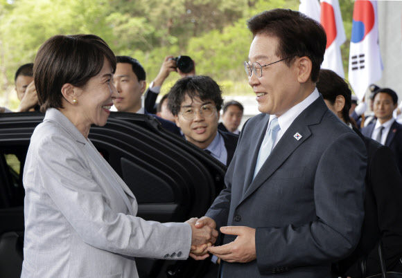 이재명 대통령과 다카이치 사나에 일본 총리가 19일 정상회담장인 경북 안동 한 호텔에서 악수하고 있다. 2026.5.19 연합뉴스