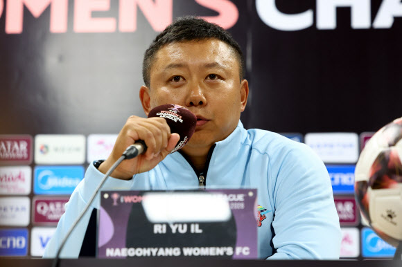 19일 경기도 수원종합운동장에서 열린 아시아축구연맹(AFC) 여자 챔피언스리그(AWCL) 4강 기자회견에서 내고향여자축구단 리유일 감독이 취재진 질문에 답하고 있다. 2026.5.19 [공동취재] 연합뉴스