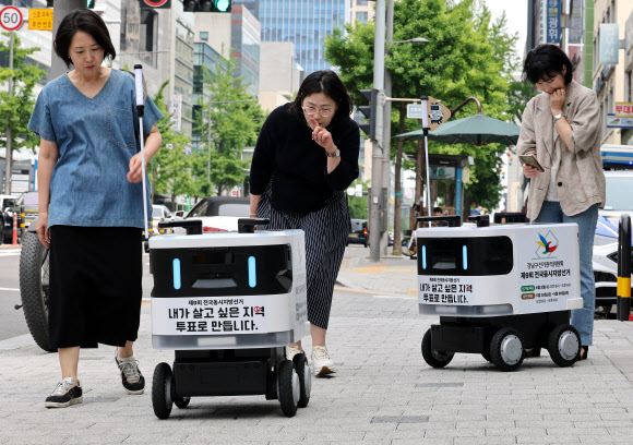 제9회 전국동시지방선거를 보름여 앞둔 19일 서울 강남구 선거관리위원회가 도입한 자율주행 선거홍보로봇 ‘로보트(RoVOTE)’가 거리를 누비고 있다. 강남구 선관위는 ‘로보트(RoVOTE)’ 는 단순한 이동식 광고판이 아닌 몸체에 부착된 QR 코드를 통해 유권자들이 현장에서 즉시 사전 투표소 위치 및 후보자들의 선거공약 등을 확인할 수 있도록 돕는다고 설명했다. 2026.5.19 연합뉴스