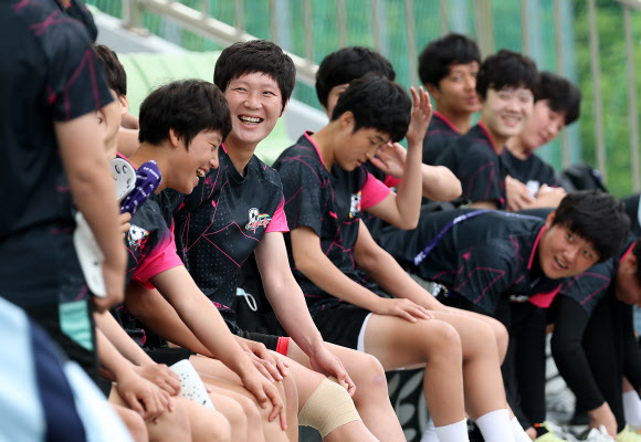아시아축구연맹(AFC) 여자 챔피언스리그(AWCL) 4강 토너먼트에 출전하는 내고향여자축구단 선수들이 19일 수원 팔달구 수원월드컵경기장 보조경기장에서 훈련 준비를 하며 미소짓고 있다. 2026.5.19 연합뉴스