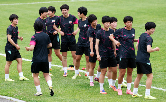 아시아축구연맹(AFC) 여자 챔피언스리그(AWCL) 4강 토너먼트에 출전하는 내고향여자축구단 선수들이 19일 수원 팔달구 수원월드컵경기장 보조경기장에서 훈련하고 있다. 2026.5.19 연합뉴스