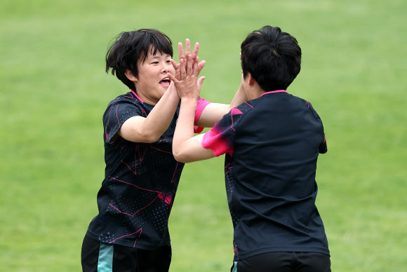 아시아축구연맹(AFC) 여자 챔피언스리그(AWCL) 4강 토너먼트에 출전하는 내고향여자축구단 선수들이 19일 수원 팔달구 수원월드컵경기장 보조경기장에서 훈련하고 있다. 2026.5.19 연합뉴스