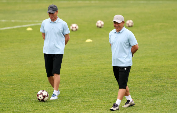 아시아축구연맹(AFC) 여자 챔피언스리그(AWCL) 4강 토너먼트에 출전하는 내고향여자축구단 리유일 감독(오른쪽)이 19일 수원 팔달구 수원월드컵경기장 보조경기장에서 훈련을 지켜보며 미소를 보이고 있다. 2026.5.19 연합뉴스