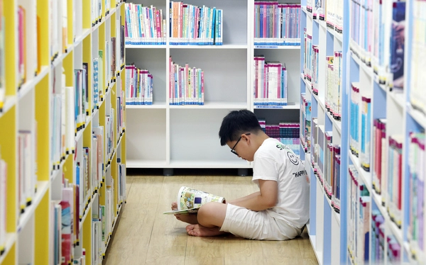 한 어린이가 도서관에서 독서삼매경에 빠져 있다. 
광주 북구 제공