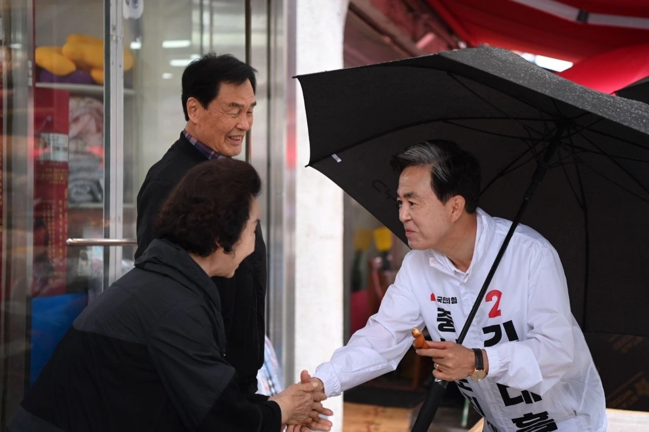 김태흠 국민의힘 충남도지사 후보가 20일 당진시를 찾아 주민들과 인사를 하고 있다. 김 후보 캠프 제공