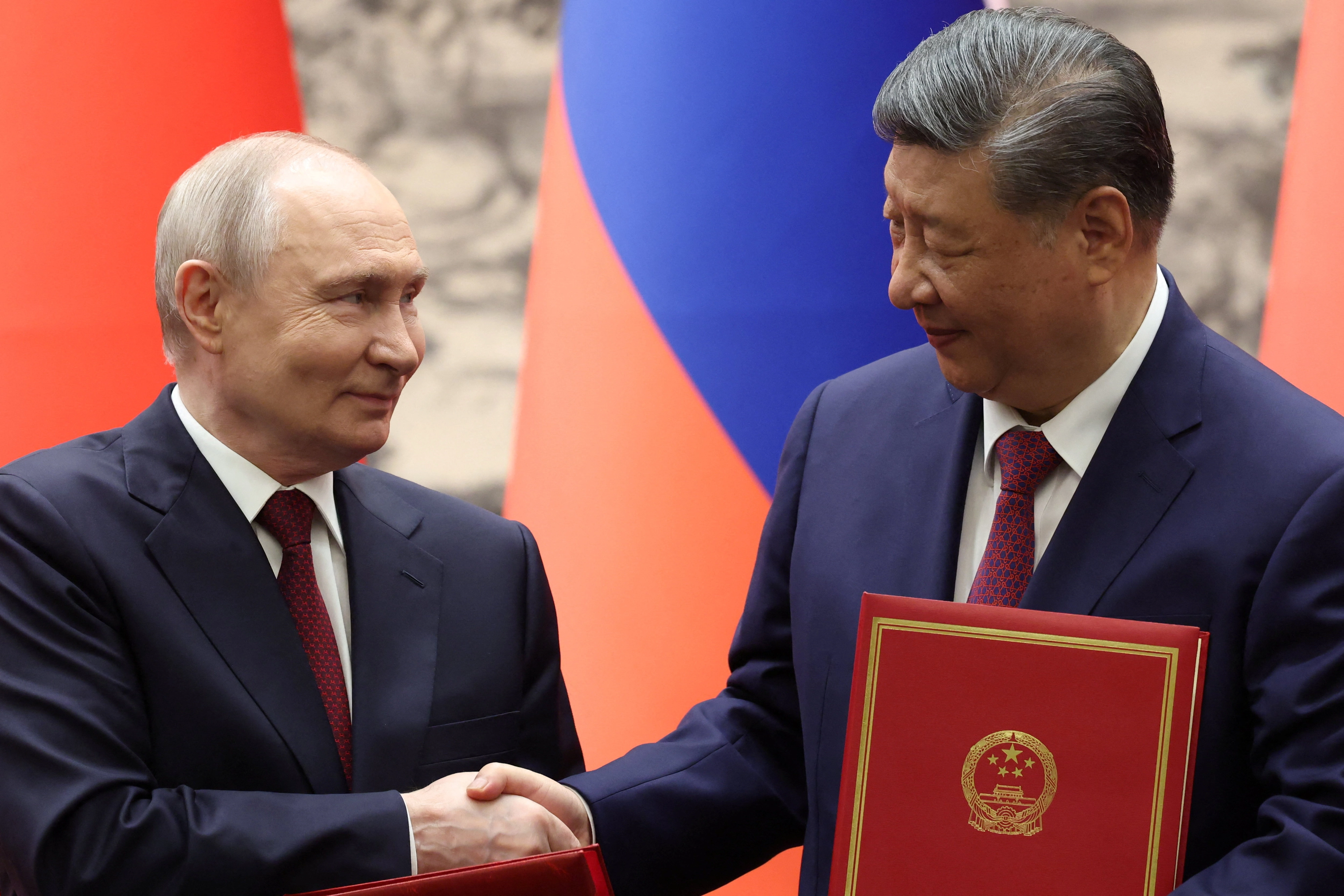 20일 중국 베이징 인민대회당에서 열린 정상회담 공동성명 서명식에서 시진핑 중국 국가주석과 블라디미르 푸틴 러시아 대통령이 악수하고 있다. 2026.5.20 베이징 로이터 연합뉴스