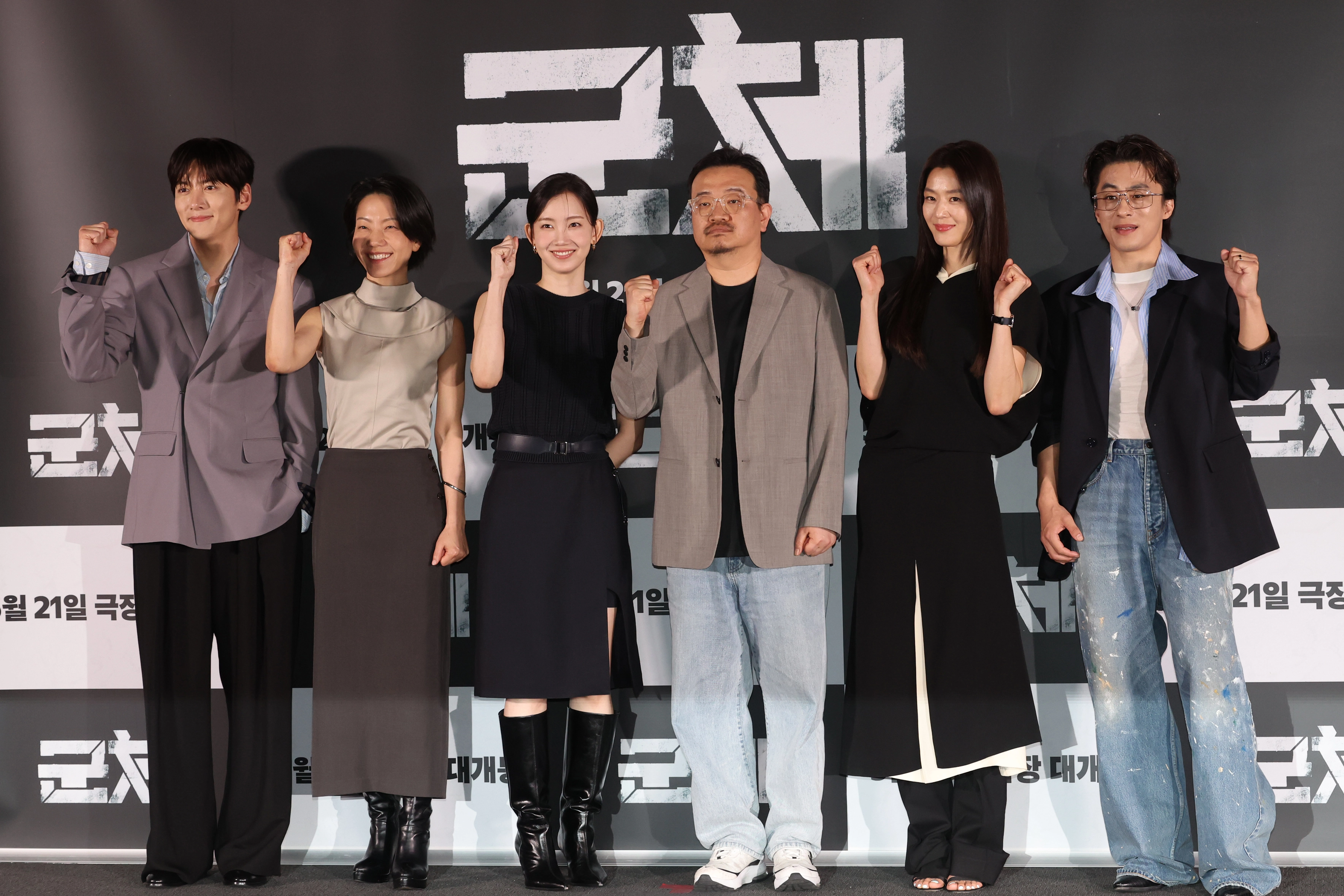 영화 ‘군체’의 배우들과 연상호 감독이 20알 서울 용산구 CGV 용산아이파크몰에서 열린 기자간담회에서 포즈를 취하고 있다. 왼쪽부터 배우 지창욱, 김신록, 신현빈, 연 감독, 전지현, 구교환. 연합뉴스