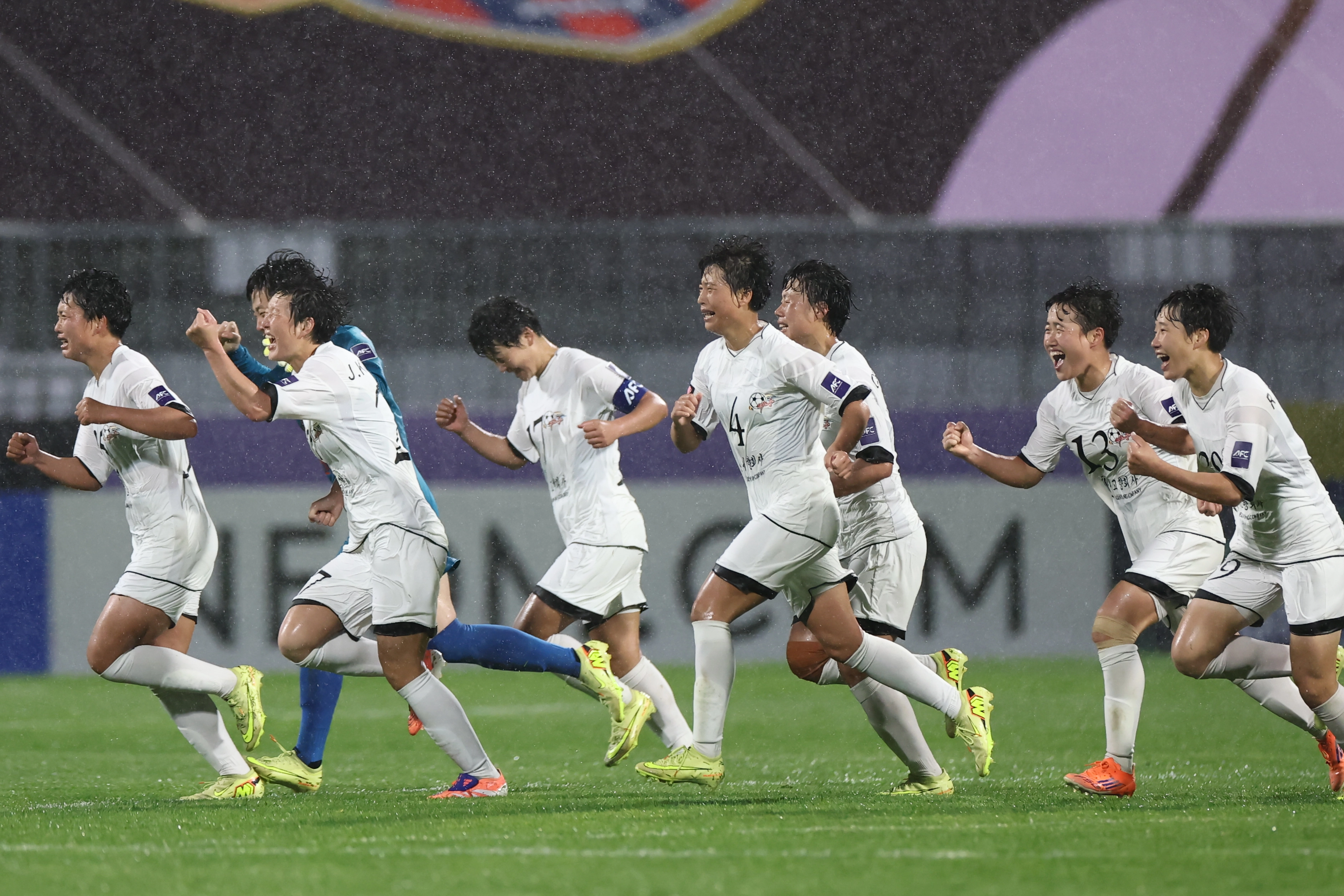 승리 환호하는 내고향축구단  20일 수원 장안구 수원종합운동장에서 열린 아시아축구연맹(AFC) 여자 챔피언스리그(AWCL) 4강 에서 수원FC 위민에 승리한 내고향여자축구단이 경기 후 환호하고 있다. 2026.5.20 연합뉴스