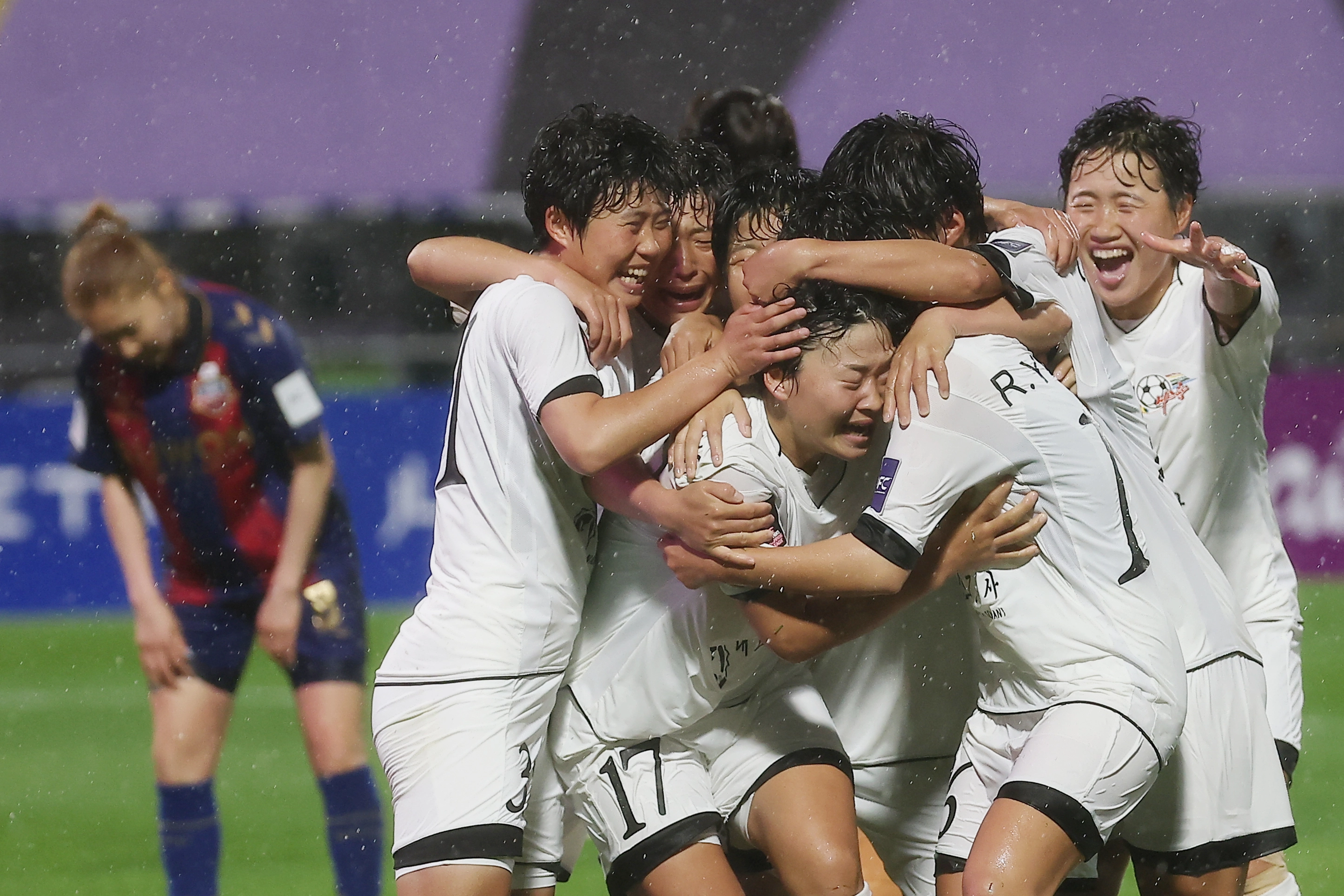 김경영(17번)이 ﻿후반 역전 골을 넣은 뒤 동료와 함께 기쁨의 눈물을 흘리고 있다. 
연합뉴스