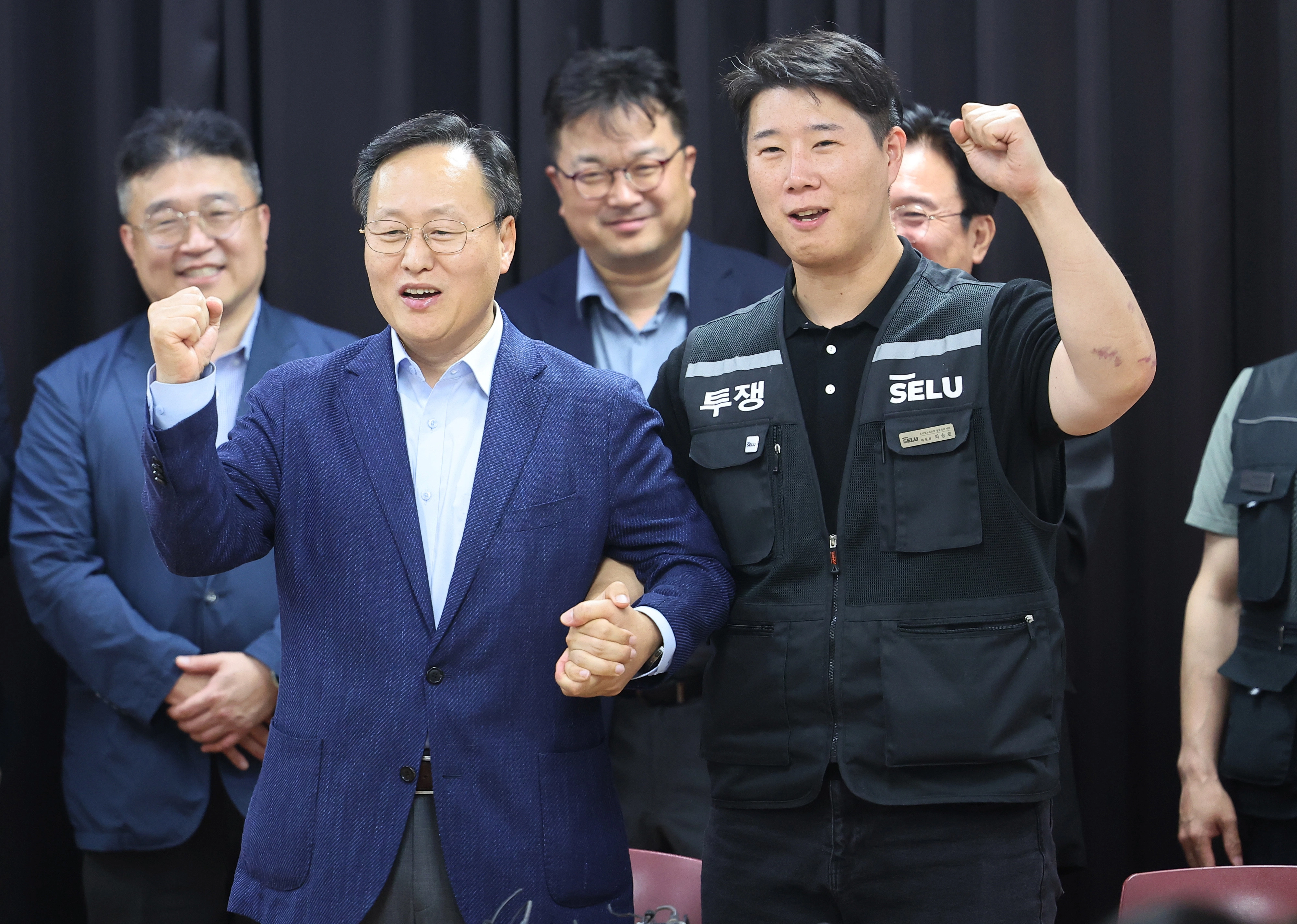 20일 경기도 수원시 장안구 경기고용노동청에서 열린 삼성전자 임금협상을 마친 후 여명구 삼성전자 DS(디바이스솔루션·반도체 사업 담당) 피플팀장과 최승호 삼성그룹 초기업노동조합 삼성전자지부 위원장이 잠정 합의한에 서명한 후 파이팅을 외치고 있다.  2026.05.20. 공동취재