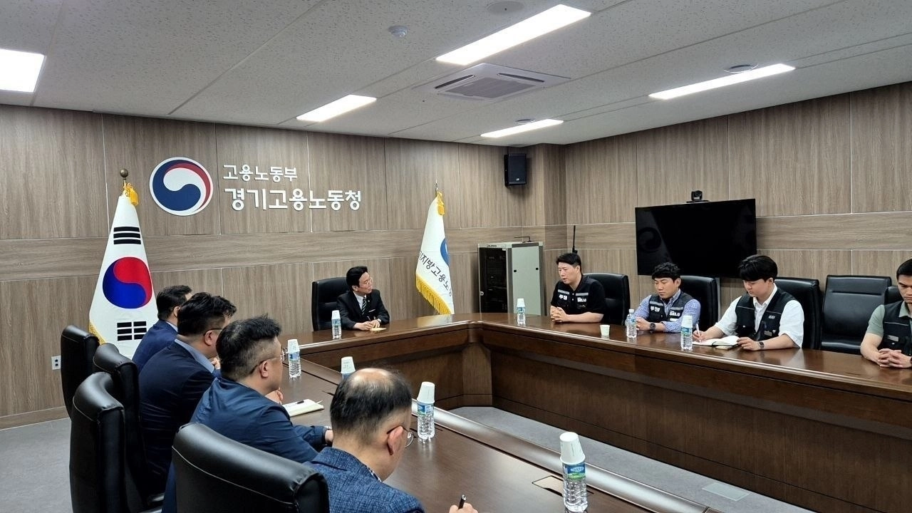 김영훈 고용노동부 장관이 20일 경기 수원 고용노동부 경기고용노동청에서 삼성전자 노사간 추가 교섭을 주재하고 있다. 고용노동부 제공. 2026.5.20.