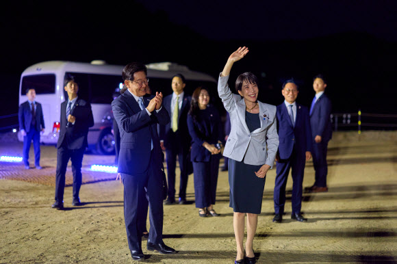 다카이치 사나에 일본 총리가 19일 이재명 대통령과 함께 선유줄불놀이 관람을 위해 경북 안동 하회마을을 방문해 시민들에게 인사하고 있다. 2026.5.19. 청와대 제공