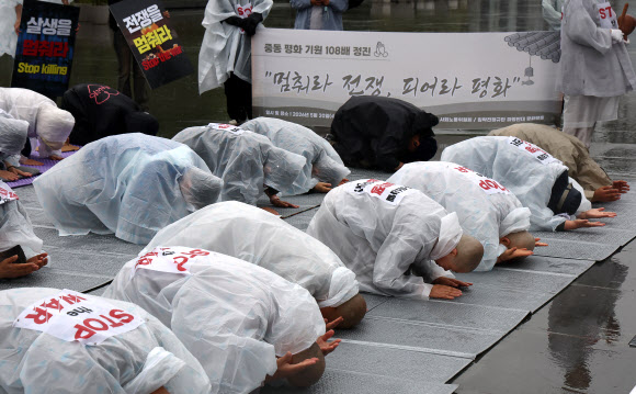 20일 서울 주한미대사관 인근에서 대한불교조계종 사회노동위원회 주최로 중동 평화 기원 108배 정진 “멈춰라 전쟁, 피어라 평화”가 진행되고 있다. 2026.5.20 연합뉴스
