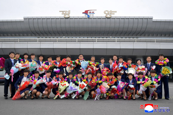 아시아축구연맹(AFC) 17세 이하(U-17) 여자 아시안컵 대회에 참가했던 북한 대표팀이 19일 귀국했다고 조선중앙통신이 20일 보도했다.2026.5.20  평양 조선중앙통신 연합뉴스