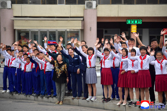 아시아축구연맹(AFC) 17세 이하(U-17) 여자 아시안컵 대회에 참가했던 북한 대표팀이 19일 귀국했다고 조선중앙통신이 20일 보도했다.2026.5.20  평양 조선중앙통신 연합뉴스