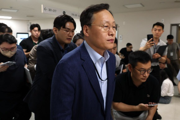 삼성전자 사측 대표교섭위원인 여명구 DS(디바이스솔루션?반도체 사업 담당) 피플팀장이 20일 정부세종청사 중앙노동위원회에서 노사협상 결렬에 따른 입장을 밝힌 뒤 협상장을 떠나고 있다. 2026.5.20 연합뉴스