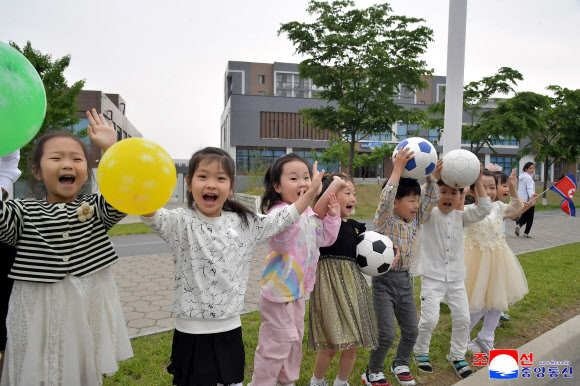 2026년 아시아축구연맹(AFC) 17살미만 여자아시아컵에서 우승한 북한 여자축구팀이 지난 19일 귀국했다고 조선중앙통신이 20일 보도했다. 축구공과 풍선을 든 어린이들이 환호하고 있다. 2026.5.20  평양 조선중앙통신 연합뉴스