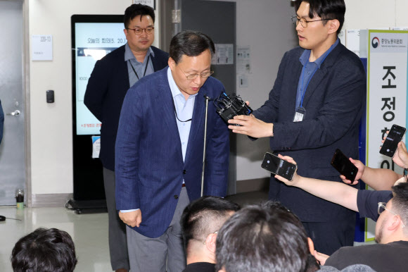삼성전자 사측 대표교섭위원인 여명구 DS(디바이스솔루션?반도체 사업 담당) 피플팀장이 20일 정부세종청사 중앙노동위원회에서 노사협상 결렬에 따른 입장을 밝힌 뒤 인사하고 있다. 2026.5.20 연합뉴스