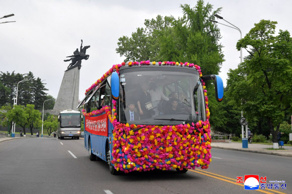 2026년 아시아축구연맹(AFC) 17살미만 여자아시아컵에서 우승한 북한 여자축구팀이 지난 19일 귀국했다고 조선중앙통신이 20일 보도했다. 꽃으로 장식된 선수단 버스가 평양 거리를 지나고 있다. 2026.5.20  평양 조선중앙통신 연합뉴스