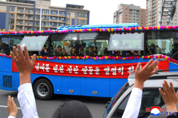 2026년 아시아축구연맹(AFC) 17살미만 여자아시아컵에서 우승한 북한 여자축구팀이 지난 19일 귀국했다고 조선중앙통신이 20일 보도했다. 꽃으로 장식된 버스가 평양 거리를 지나가자 시민들이 손을 흔들며 환영하고 있다. 2026.5.20   평양 조선중앙통신 연합뉴스