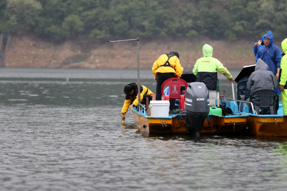20일 강원 인제군 소양호 상류에서 국립환경과학원과 원주지방환경청 등 기후에너지환경부 산하기관 관계자들이 어민들과 함께 집단 폐사가 나타난 소양호 상류 곳곳을 둘러보며 수질을 측정하고 있다. 2026.5.20  연합뉴스