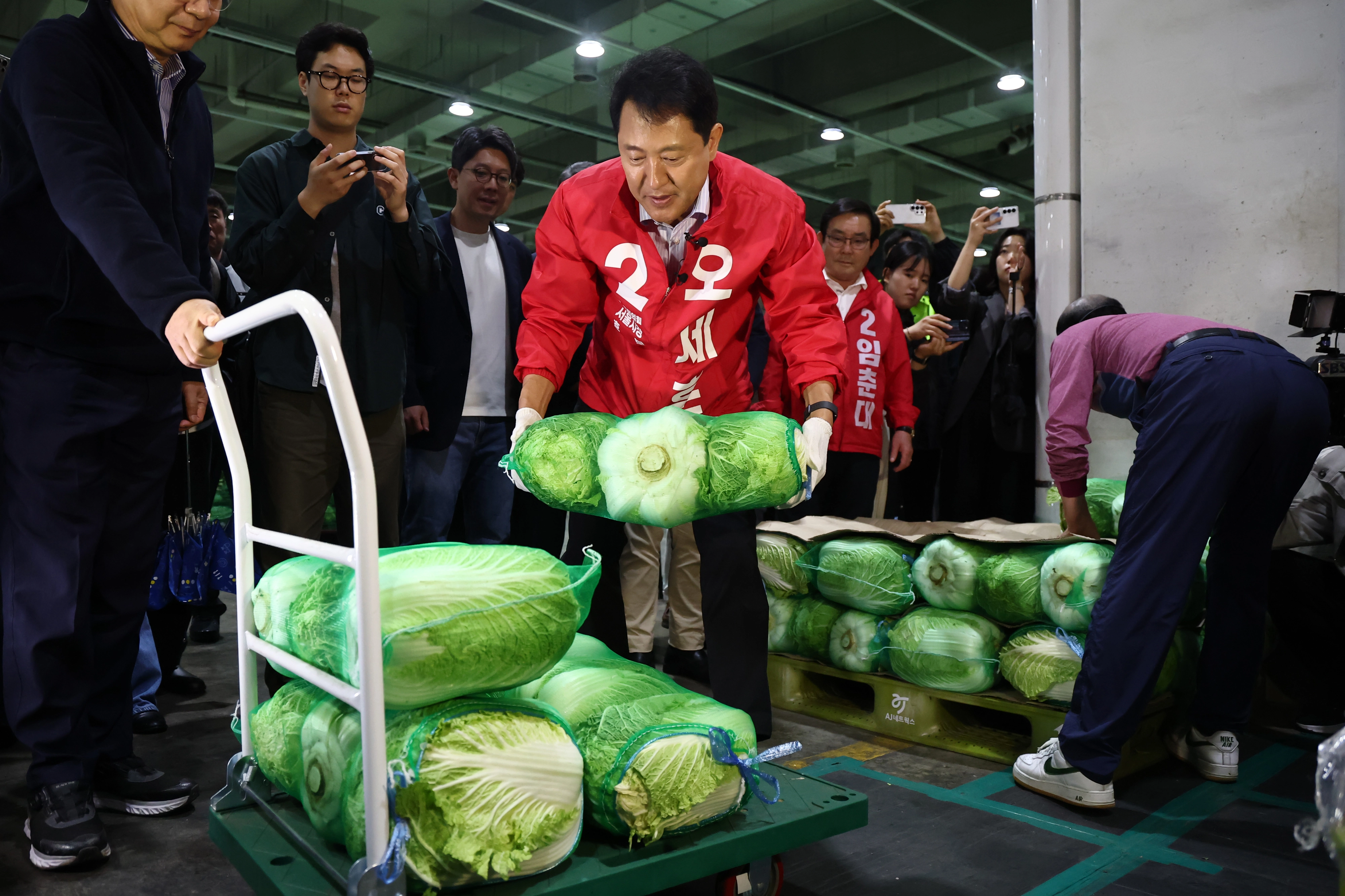 가락시장 찾은 오세훈 후보, 공식 선거운동 시작  국민의힘 오세훈 서울시장 후보가 21일 새벽 서울 가락동 농수산물도매시장을 찾아 공식 선거운동을 시작하고 있다. 연합뉴스