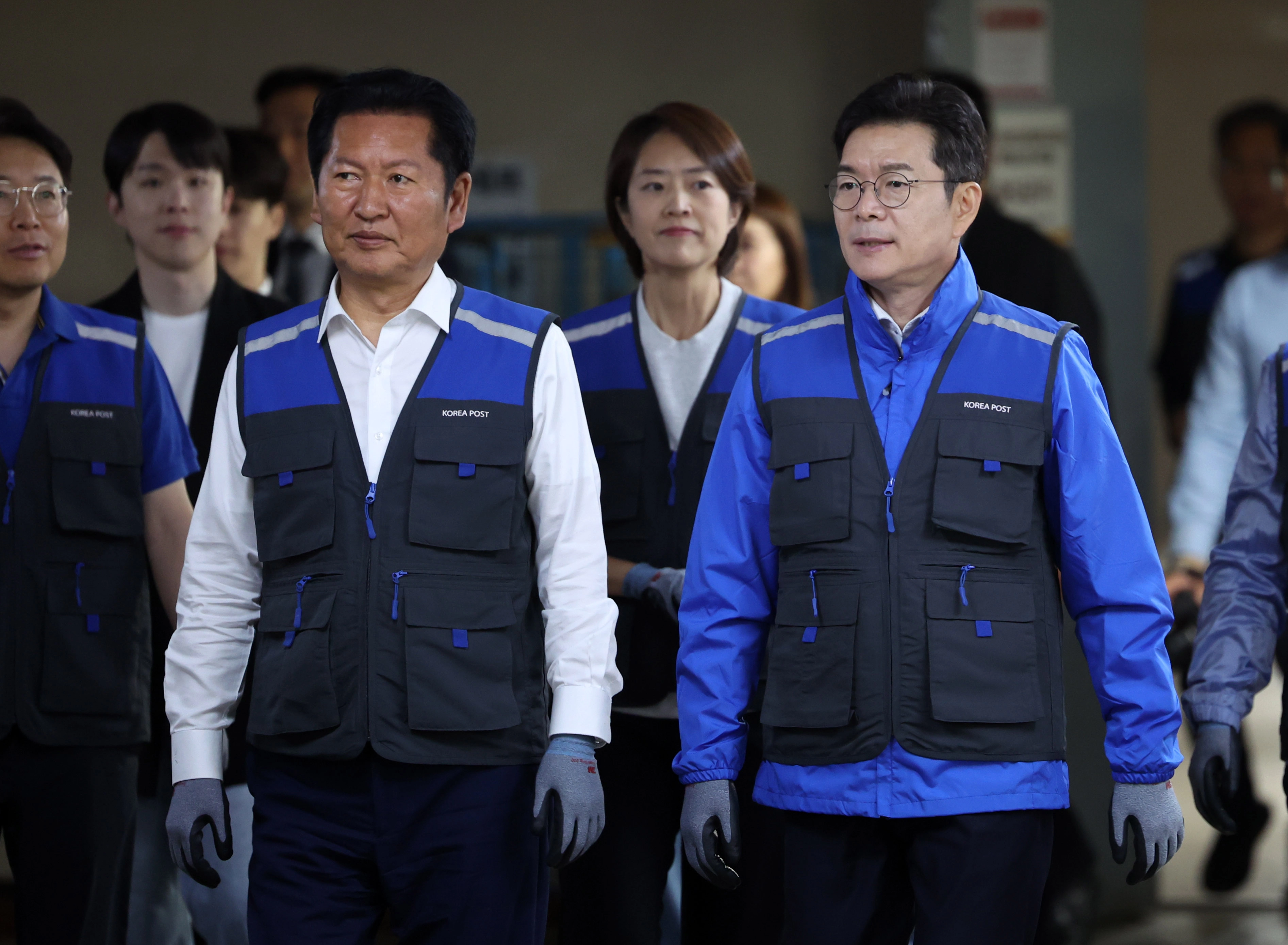 정청래-정원오, 지방선거 운동 첫 일정으로 동서울우편집중국 방문  재9회 전국동시지방선거 공식 선거운동이 시작된 21일 오전 서울 광진구 동서울우편집중국에 정청래(왼쪽) 더불어민주당 대표, 정원오 민주당 서울시장 후보가 들어서고 있다.